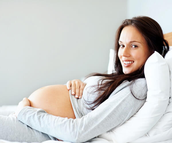 Prophylaxe für Schwangere - glückliche schwangere Frau