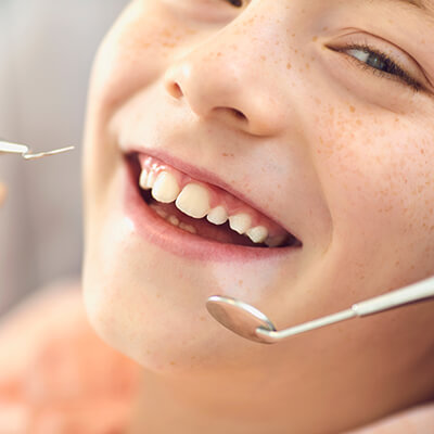 lächelndes Mädchen beim Zahnarzt